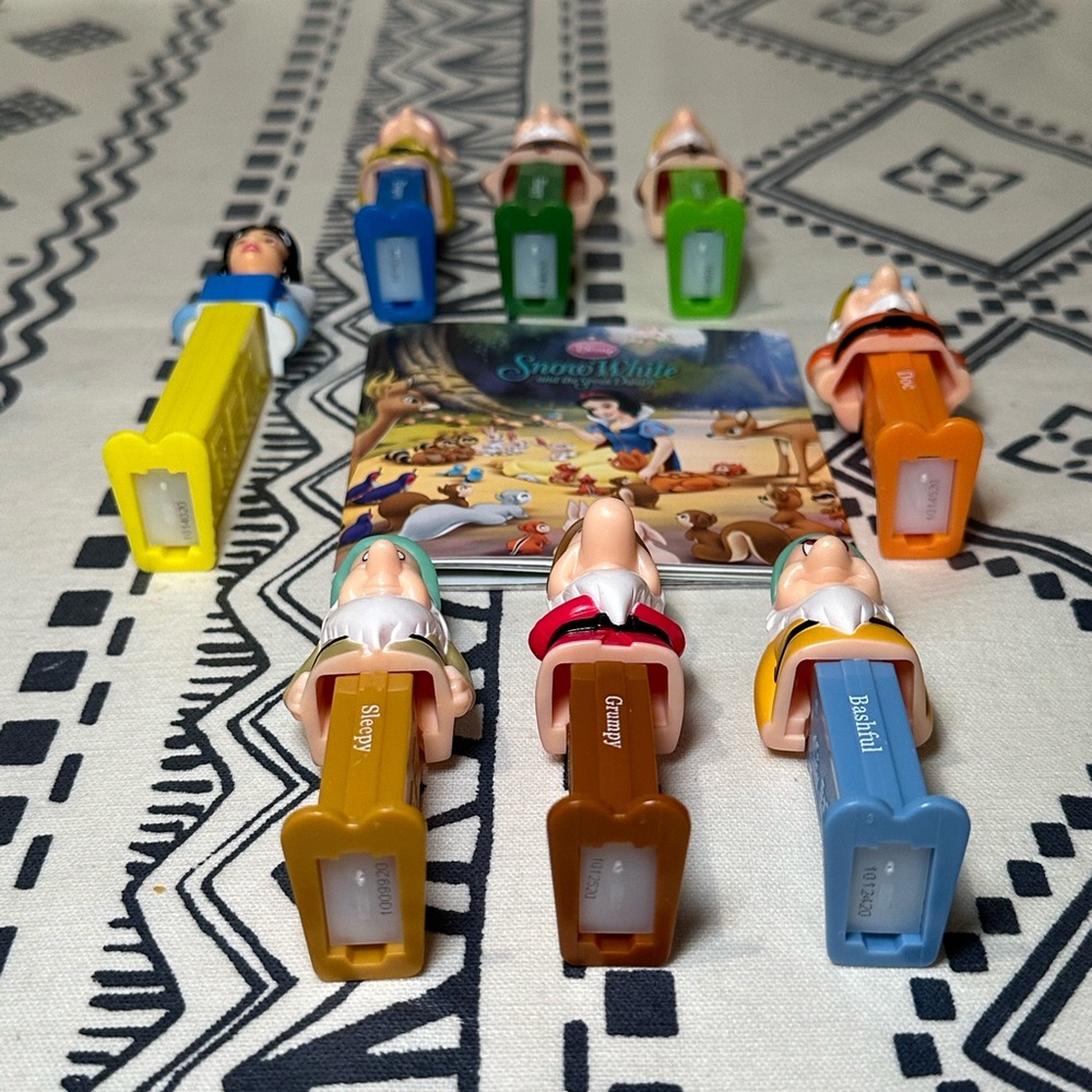 Snow White and the Seven Dwarfs‎ Pez Collectible set of 8 plus mini book - Picture 3 of 4